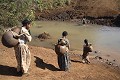 Transport de l'eau par des femmes Amara