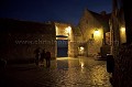 Entre du Mont-Saint-Michel inonde par la mare la nuit