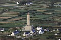 Phare de l'ile de Batz au milieu du bocage