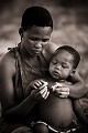Femme Bushmen et son enfant