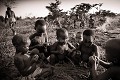 Enfants Bushmen en train de manger