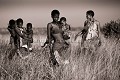 Bushmen recherchant leur nourriture en brousse.