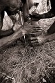 Bushmen en train d'allumer un feu