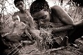 Bushmen en train d'allumer un feu