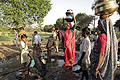 Corve d'eau pour les femmes et les fillettes en Inde