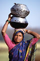 Femme indienne, transport de l'eau pour la cuisine