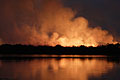 Feu de brousse la nuit. Delta de l'Okavango.