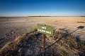 Panneau "interdiction de camper" sur la lac salé de Kudiakam. Parc National de Nxai Pan. Mois de mars. Botswana. Afrique 
 Baines Baobab 
 Nxai 
 Pan 
 Salt 
 camping 
 no camping 
 pan Botswana 
 sign 
 tourism,
Bains,
Kudiakam
 