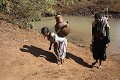 Fillette Amara , transportant une enorme jarre d'eau prise a la riviere qui traverse son village en Afrique.
Je rapporte cette image, epouvantable à mes yeux, d'Ethiopie. A chaque fois que vous ouvrez un robinet d'eau, S'il vous plait, ayez une petite pensee pour cette gamine qui porte quasiment son poids et qui marche nu pied. Sur les photos qui ont suivi, elle affichait un sourire radieux... 
Enfin, remarquez le monsieur, là à côté... Lui ne porte quasiment rien, et je vous le certifie, il ne l'a pas aidé un instant à monter cette pente que j'ai eu moi meme bien du mal a grimper en remontant de la rivière... 
D'autres images suivront bientôt. Afrique 
 eau 
 enfance 
 dos 
 jarre 
 tradition 
 transport 
 riviere 
 potable 
 tiers monde 
 condition 
 femmes 
 enfants 
 douce 
 enfance 
 robinet 
 education 
 village 
 ressource 
 