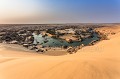 Vue sur le fleuve KUNENE qui coule entre la Namibie (au sud) et l'Angola (au nord), frontière naturelle. Extrême nord du Parc National de la Cote des Squelettes en Namibie Afrique 
 Côte des squelettes 
 Namib 
 Namibie 
 désert,
dunes,
sable,
frontière 
 