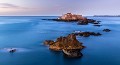 Marée haute  au crépuscule sur le Fort National, face aux remparts de Saint Malo. Bretagne. Bretagne 
 France 
 Ille et Vilaine 
 Manche 
 bord de mer 
 littoral 
 mer 
 paysage 
 pose longue 