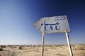 Panneau indicateur du prochain point d'eau au bord d'une piste dans le désert du Sahara, en Tunisie.

 Afrique 
 nord 
 Magreb 
 panneau 
 ressource 
 eau 
 potable 
 arabe 
 route 
 piste 
 tunisie 
 désert 
 Sahara 
 français 
 francophone 
 rare 