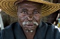 Vieil homme, chef de village.
Ref. Guinée-9648 Afrique 
 Bénin 
 Natitingou 
 Somba 
 gens 
 routes 
 vie quotidienne 
 voyage 
