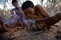 Famille Bushmen du désert du Kalahari au Botswana. Les femmes aussi savent faire le feux mais leur méthode est différente de celle des hommes qui utilisent les bâtons. Afrique 
 Africa 
 désert 
 desert 
 Botswana 
 gens 
 people 
 native 
 bushman 
 bushmen 
 Kalahari 
 traditionnal 
 tradition 
 diamont 
 diamants 
 brousse 
 bush 
 ADN 
 origine ,
famille,
familly,
groupe,
group,
fire,
feux,
femme,
woman,
women,
femmes, 