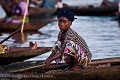 Jeune marchande de poissons sur le marché flottant de la cité lacustre de Ganvié. Bénin. Afrique 
 femme 
 Bénin 
 lagune 
 Ganvié,
lac,
Nokoué,
lagune,
 