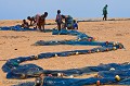 Pêcheurs au filet droit sur une plage de Golfe de Guinée. Grand Popo. Bénin. Bénin,
Afrique,
plage,
océan,
littoral,
filet,
sable,
poisson,
ressource,
Grand Popo,
 