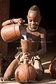 Enfant Himba en train de verser le lait dans une calebasse pour le faire ensuite cailler (rôle des femmes de secouer la calebasse). Le lait caillé est à la base de leur alimentation. Les enfants s'en régalent.
Kaokoland. Namibie. Africa 
 Afrique 
 Afrique australe 
 Desert 
 Désert 
 Namib 
 Namibia 
 Namibie 
 Photographic Safari 
 animal 
 animaux 
 photo 
 safari 
 safari photo 
 sauvage ,
milk,
Kaokoland,
Himba,
young,
boy,
kid,
people,
lait,
caillé,
calebasse,
gens,
population,
 