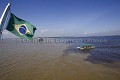 Manaus : la rencontre des eaux du Rio Negro (eaux sombres à droite et froides à droite, pH acide) et des eaux du Rio Solimoes (eaux chaudes chargées d'argile en jaune à gauche , pH neutre).
Les deux Rivières ne se mélangent pas immédiatement en raison de leurs différentes vitesses d'écoulement, densité, température et acidité. 
Amazonie. Manaus, état de l'Amazonas. Brésil.
 eau 
 rivière 
 fleuve 
 Rio 
 negro 
 Amazone 
 Manaus 
 Amazonie 
 Brésil 
 rencontre 
 Solimoes 
 Water 
 river 
 Rio 
 Negro 
 Amazonas 
 Amazon 
 Brazil 
 Manaus 
 meeting 