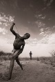 Bushmen, jeux traditionnels de lancer de flèches Désert du Kalahari Central. Botswana. Botswana 
 Bushmen 
 people 
 Kalahari 
 Central 
 Desert 
 Botswana, 
 Central,
Kalahari,
Desert,
jeux,
playing,
game,
 