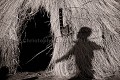 Silhouette d'un homme Bushman dans un Village. Désert du Kalahari Central. Botswana. Botswana 
 Bushmen 
 people 
 Kalahari 
 Central 
 Desert 
 Africa 
 Afrique 
 ancien 
 Botswana 
 bushman 
 Bushmen 
 Central 
 diamant 
 diamond 
 game 
 grass 
 herbes 
 hut 
 hutte 
 Kalahari 
 land 
 population 
 reserve 
 San 
 savoir 
 shadow 
 silhouette 
 territoire 
 tradition 
 village 