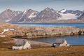 Cabanes et ruines du Camp Mansfield. Baie de Londres, Baie du Roi. Spitzberg, Svalbard, Norvège. Baie du Roi 
 Camp 
 Europe 
 King's Bay 
 Mansfield 
 Norvège 
 Norway 
 Spitzberg 
 Svalbard 
 archipel 
 arctic 
 arctique 
 cabane 
 cabin 
 expédition 
 heritage 
 littoral 
 mer 
 nord 
 nordique 
 océan 
 patrimoine 
 polaire 
 pôle 
 ruines 
 ruins 
 tourism 
 tourisme 
 travel 
 voyage 
 île 
 Norway - Norvège, 
 Spitzberg / Svalbard, 