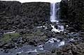 Le Thingvellir est situé en plein sur le rift Médio-Atlantique, là où les plaques Européenne et Américaine se séparent. 
C'est le site où se réunissait l'ancien Parlement d'Islande, le premier au monde... siet histoire parlement islandais Islande rift plaques américaine européenne géologie tectonique chute eau plaine parc national Pingvellir Thingvellir 