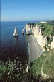  Normandie Etretat falaise arche aiguille littoral plage galets paysage Manche mer côte photographie peintres siècle France verticale image célèbres 
