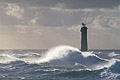 Le phare de Nividic pendant une tempête hivernale. Pointe de Pern. 
Ce phare n'a jamais été habité. 
Ile d'Ouessant. Mer d'Iroise.
Finistère. Bretagne. France. Phare Nividic Tempête Vagues Ouessant Pern Iroise Mer Finistère Bretagne France Côte île 