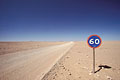  désert Namibie route panneau circulation Namib Afrique conduire danger piste 