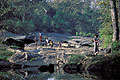 Villageois près du parc national de Kanha.
Etat du Madhya Pradesh. vie quotidienne rivière paysage gens bain toilette Inde 