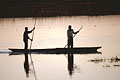  pêcheurs pirogue rivière Chobe Botswana frontière Namibie eau douce Parc National ressource bande Caprivi 