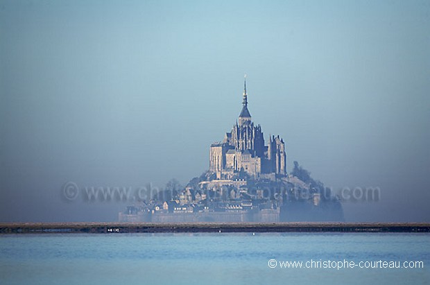 Mont Saint Michel dans la brume.