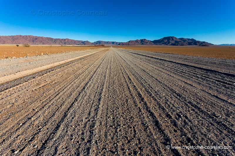 Piste  l'infinie dans le dsert du Namib