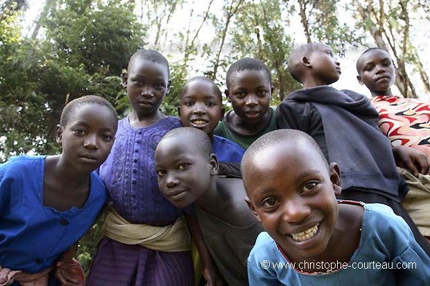 Enfants  la sortie d'une cole