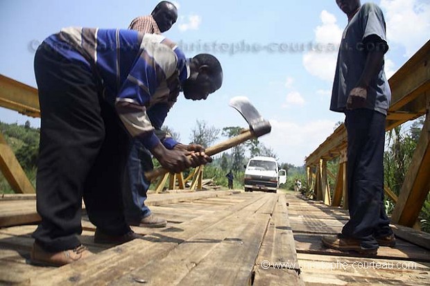 Charpentier en train de réparer un pont