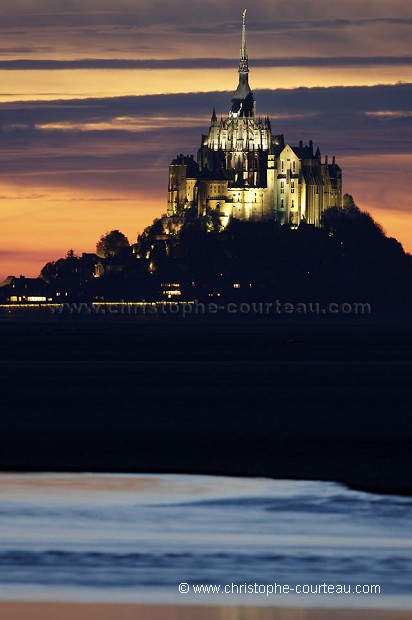 Vue nocturne du Mont Saint Michel