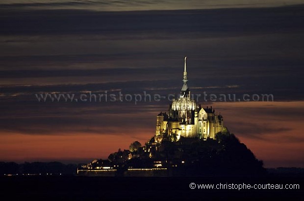 Vue nocturne du Mont Saint Michel