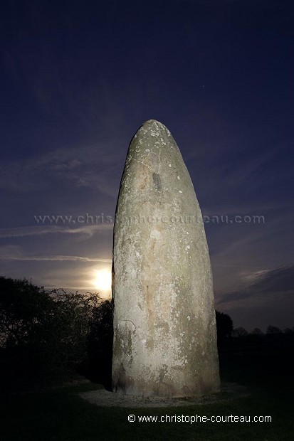 Menhir du Champ Dolent la nuit