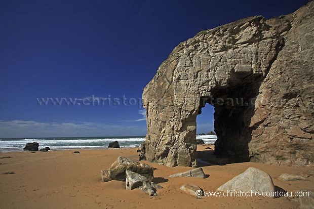 Arche naturel à Port Blanc. Côte sauvage.