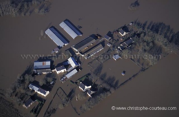 Inondation dans la vallée de la Vilaine, une ferme près de Redon.