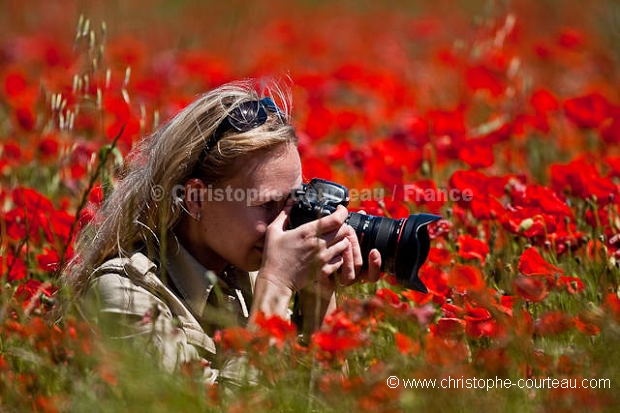 Jeune femme et coquelicots