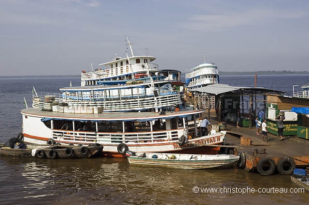 Manaus, zone portuaire/ Manaus' Harbor