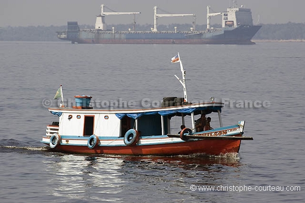 Traffic sur le Rio Negro / Shipping Traffic on the Rio Negro