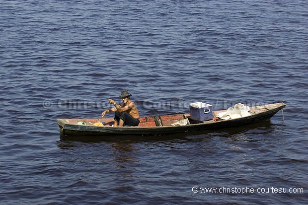 Pêcheur sur le Rio Negro / Fisherman on thr Rio Negro