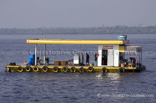 Station service flottante en Amazonie