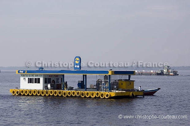 Station service flottante en Amazonie