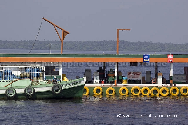 Station service flottante en Amazonie