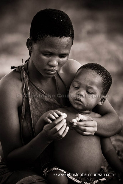 Femme Bushmen et son enfant