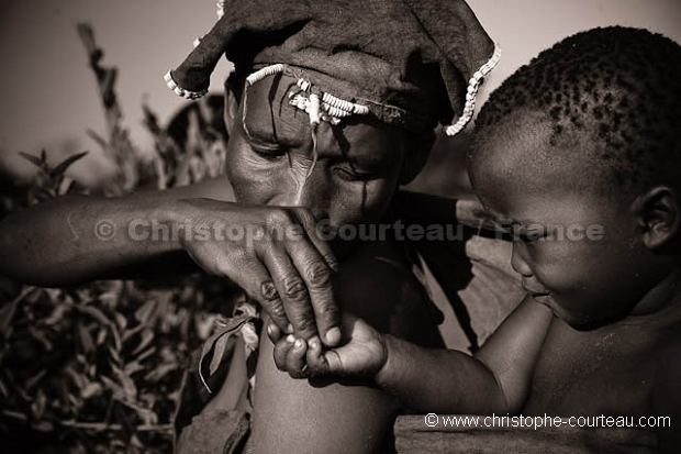 Femme Bushman et son enfant