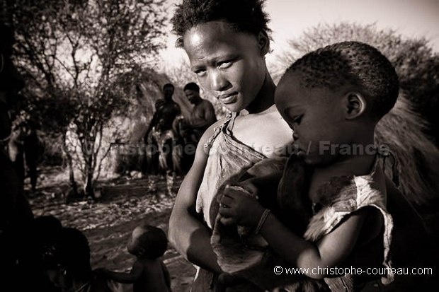 eune Femme Bushmen portant son enfant.